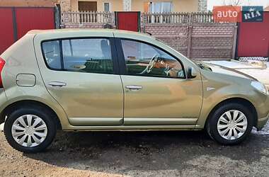 Хэтчбек Dacia Sandero 2009 в Чернигове