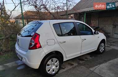 Хэтчбек Dacia Sandero 2010 в 