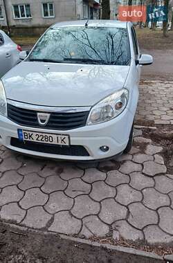 Хэтчбек Dacia Sandero 2008 в Ровно