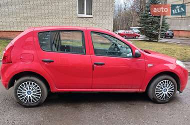 Хэтчбек Dacia Sandero 2009 в 