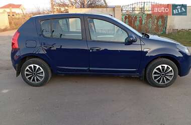 Хэтчбек Dacia Sandero 2008 в 