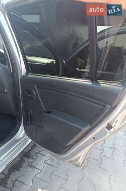 Хэтчбек Dacia Sandero 2012 в 