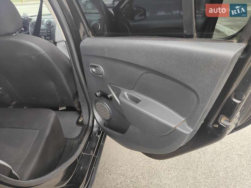 Хэтчбек Dacia Sandero 2014 в Киеве