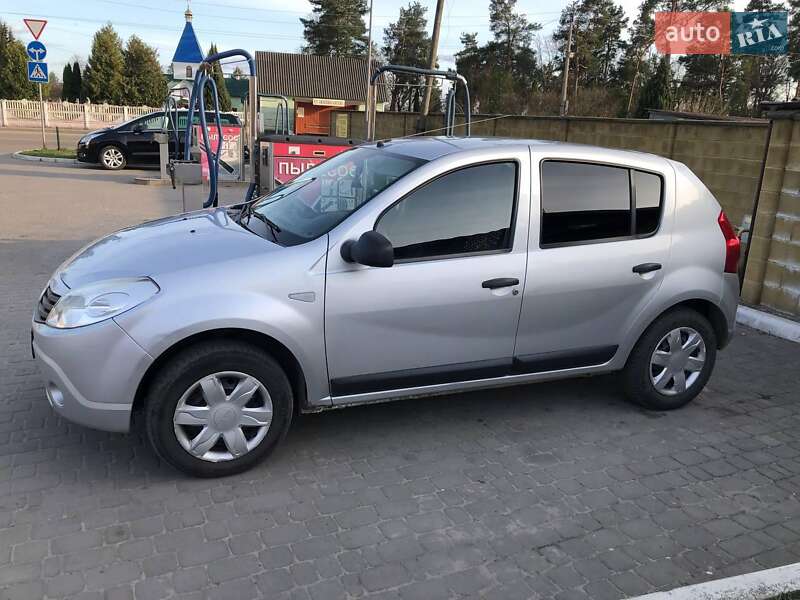 Хетчбек Dacia Sandero 2008 в Сарнах