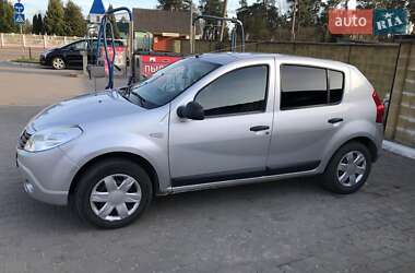 Хэтчбек Dacia Sandero 2008 в 
