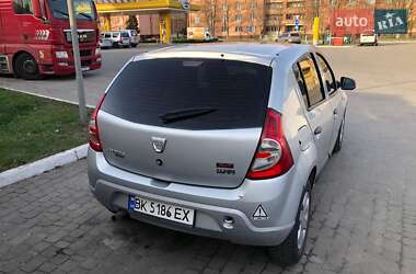 Хэтчбек Dacia Sandero 2008 в 