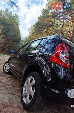 Хэтчбек Dacia Sandero 2011 в 