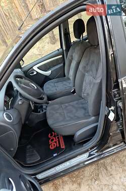 Хэтчбек Dacia Sandero 2011 в 