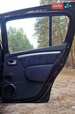 Хэтчбек Dacia Sandero 2011 в 