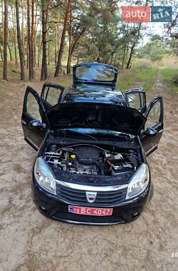 Хэтчбек Dacia Sandero 2011 в 