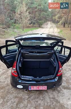 Хэтчбек Dacia Sandero 2011 в 