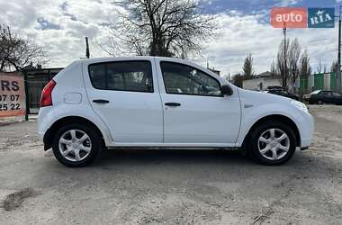 Хэтчбек Dacia Sandero 2010 в 