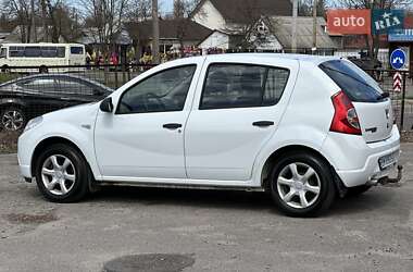Хэтчбек Dacia Sandero 2010 в 