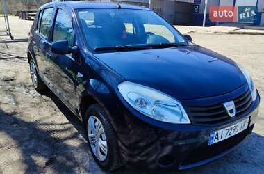 Хетчбек Dacia Sandero 2010 в 