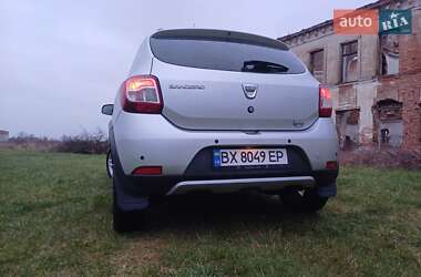 Хетчбек Dacia Sandero 2012 в 