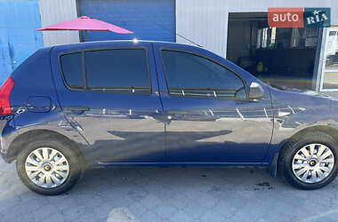 Хэтчбек Dacia Sandero 2009 в 