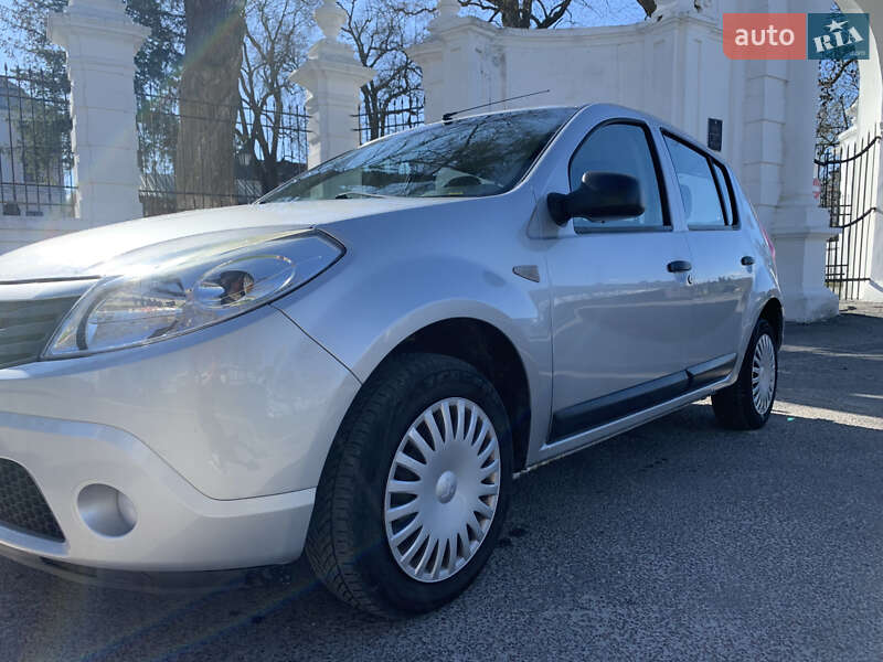 Хэтчбек Dacia Sandero 2008 в 