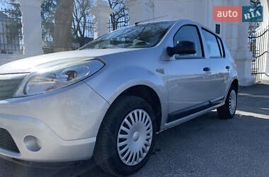 Хэтчбек Dacia Sandero 2008 в 