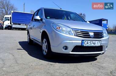 Хэтчбек Dacia Sandero 2009 в 