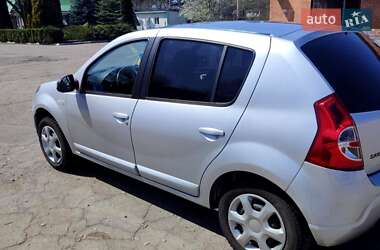 Хэтчбек Dacia Sandero 2009 в 