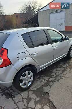 Хэтчбек Dacia Sandero 2009 в 