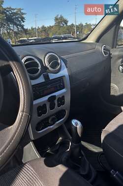 Хэтчбек Dacia Sandero 2009 в 