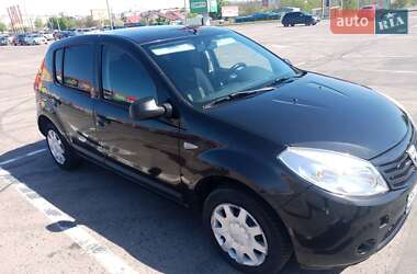 Хетчбек Dacia Sandero 2009 в 