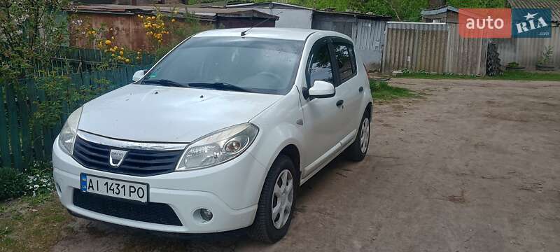 Хэтчбек Dacia Sandero 2008 в 