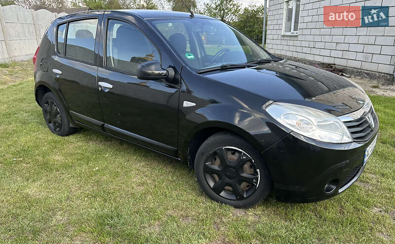 Хэтчбек Dacia Sandero 2009 в Луцке