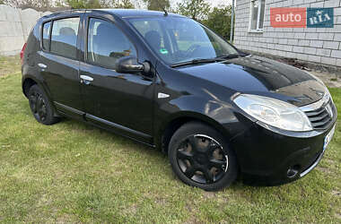Хетчбек Dacia Sandero 2009 в 