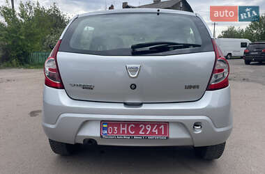 Хэтчбек Dacia Sandero 2010 в 