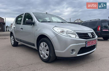 Хэтчбек Dacia Sandero 2010 в 