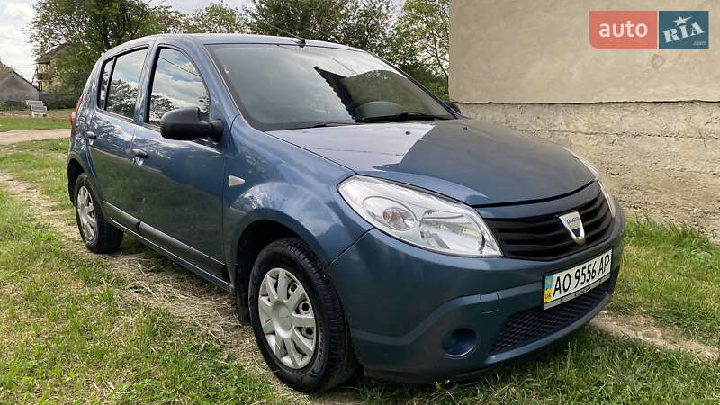 Хэтчбек Dacia Sandero 2008 в Берегово