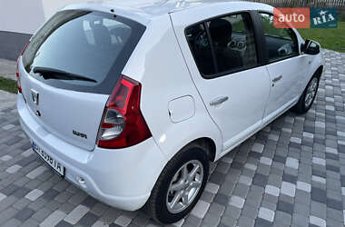 Хэтчбек Dacia Sandero 2009 в 
