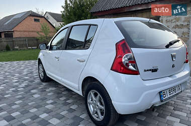 Хэтчбек Dacia Sandero 2009 в 