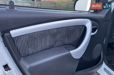 Хэтчбек Dacia Sandero 2009 в 