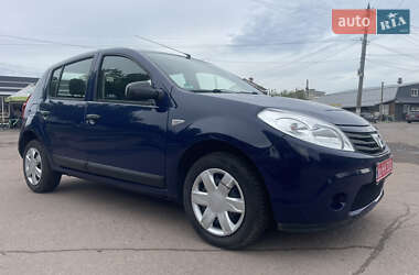 Хэтчбек Dacia Sandero 2009 в 