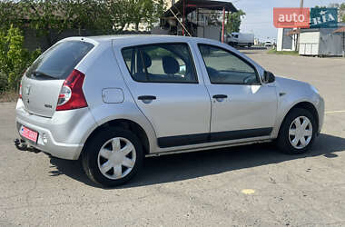 Хетчбек Dacia Sandero 2010 в 