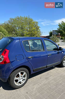 Хетчбек Dacia Sandero 2009 в 