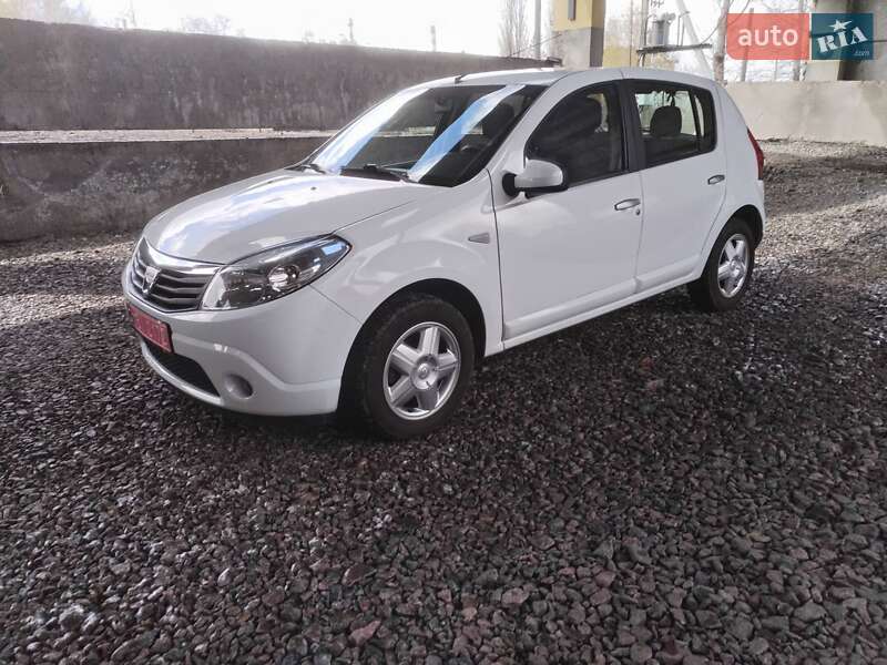 Хэтчбек Dacia Sandero 2008 в 