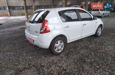 Хэтчбек Dacia Sandero 2008 в 