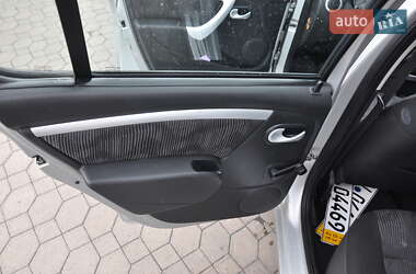 Хэтчбек Dacia Sandero 2010 в 