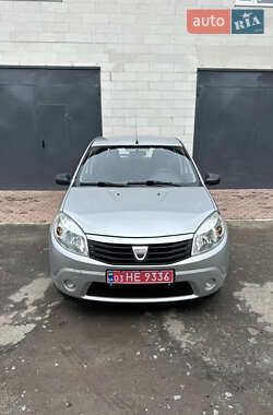 Хэтчбек Dacia Sandero 2009 в 