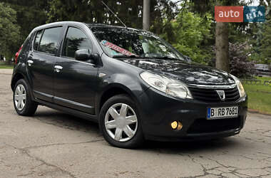 Хетчбек Dacia Sandero 2009 в 