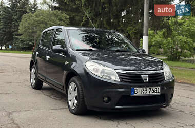 Хетчбек Dacia Sandero 2009 в 