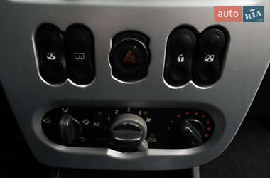 Хетчбек Dacia Sandero 2009 в 