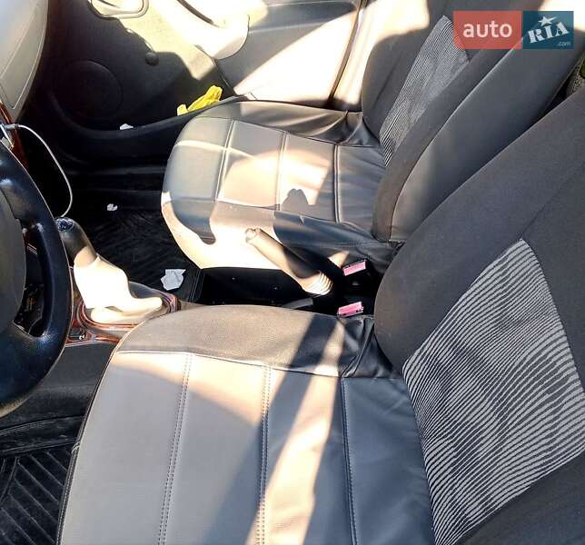 Хэтчбек Dacia Sandero 2009 в 