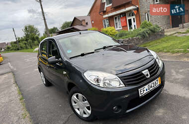 Хетчбек Dacia Sandero 2009 в 