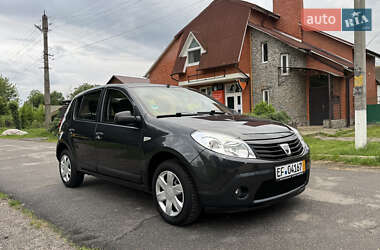 Хетчбек Dacia Sandero 2009 в 