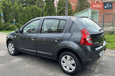 Хетчбек Dacia Sandero 2009 в 